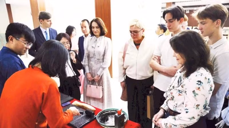 Foreign visitors enjoy the experience of printing woodblocks.