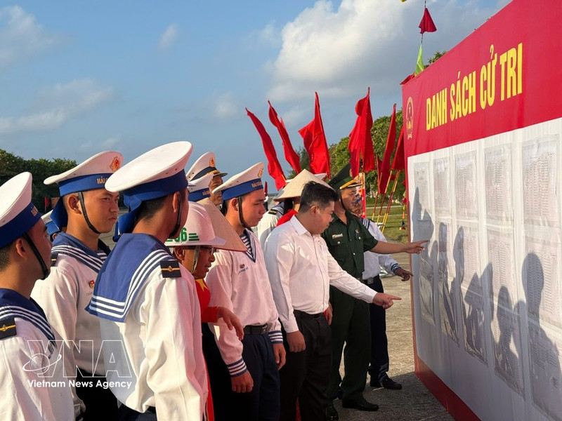 Voters on Truong Sa are following information regarding the election of deputies to the 16th National Assembly and People's Councils at all levels for the 2026-2031 term (Photo: VNA)