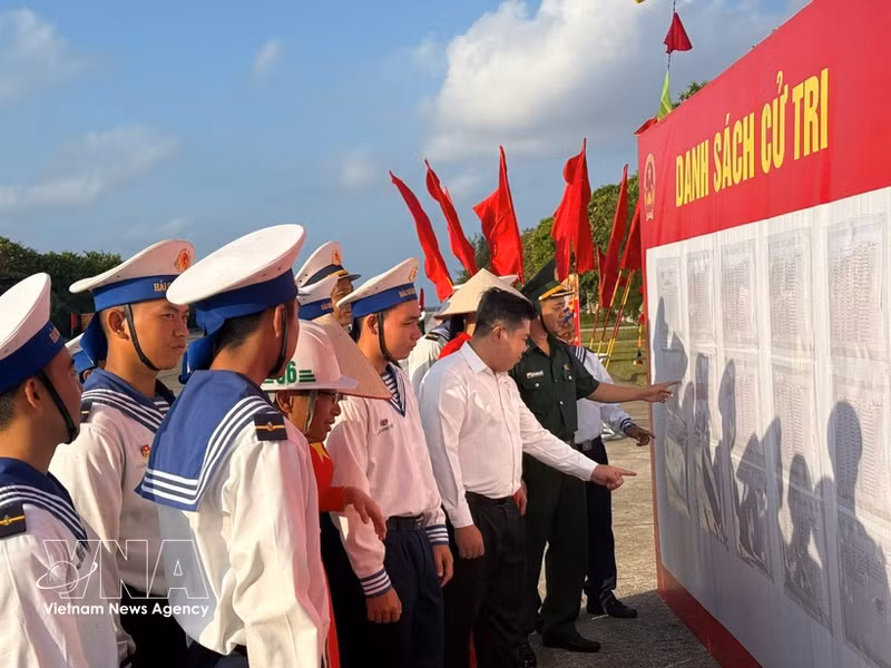 Voters on Truong Sa are following information regarding the election of deputies to the 16th National Assembly and People's Councils at all levels for the 2026-2031 term (Photo: VNA)