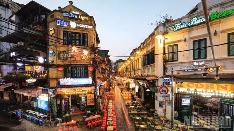 Ha Noi Old Quarter lights up at sunset. This is one of the destinations attracting large numbers of domestic and international visitors. (Photo: THANH DAT)