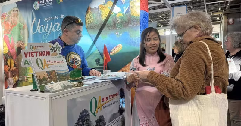 French visitors learn about Viet Nam tourism products at the Global Tourism Fair 2026 held in Paris. (Photo: VNA)