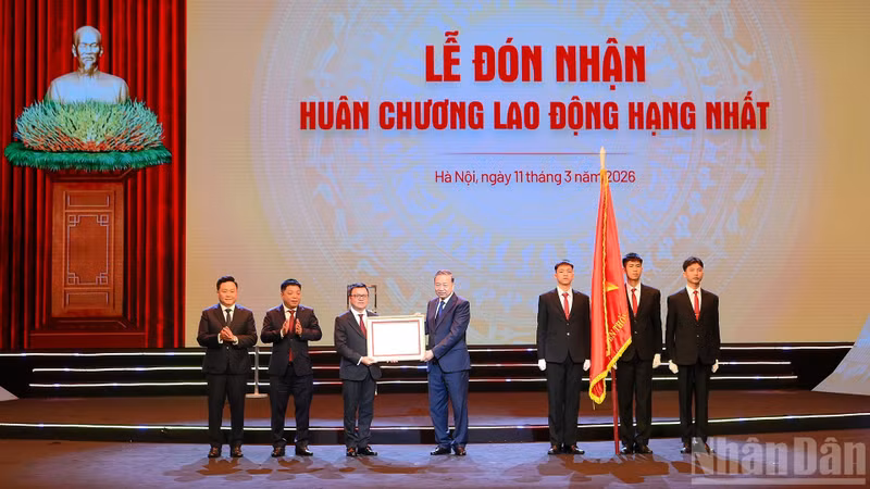 General Secretary To Lam presents the First-Class Labour Order to Nhan Dan Newspaper at the ceremony marking the 75th anniversary of the first issue of Nhan Dan Newspaper.