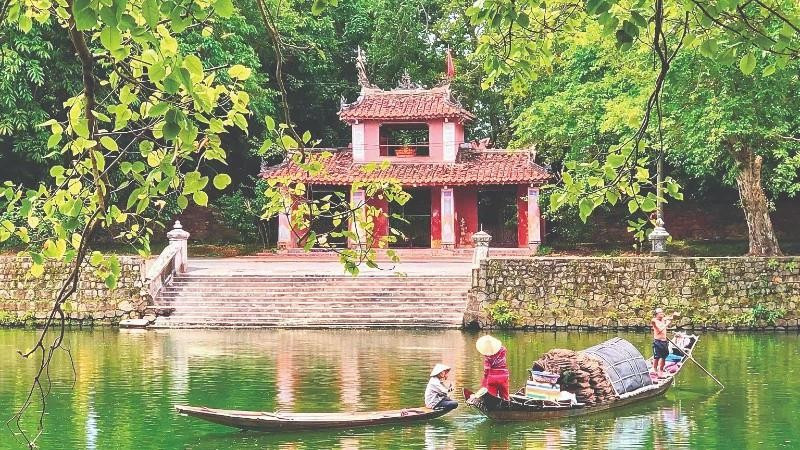 Introducing river life and the scenery along both banks helps visitors have a fuller and more enjoyable experience during their stay in Hue.