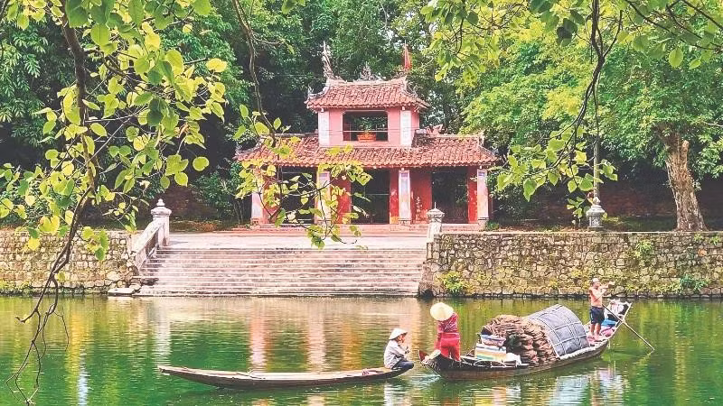 Introducing river life and the scenery along both banks helps visitors have a fuller and more enjoyable experience during their stay in Hue.