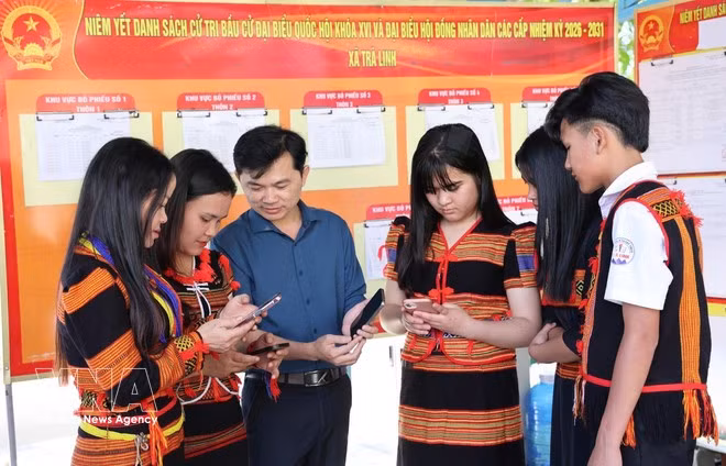 Xo Dang ethnic minority people in Tra Linh commune, Da Nang city, watch video clips and infographics on their phones guiding the voting process (Photo: VNA)