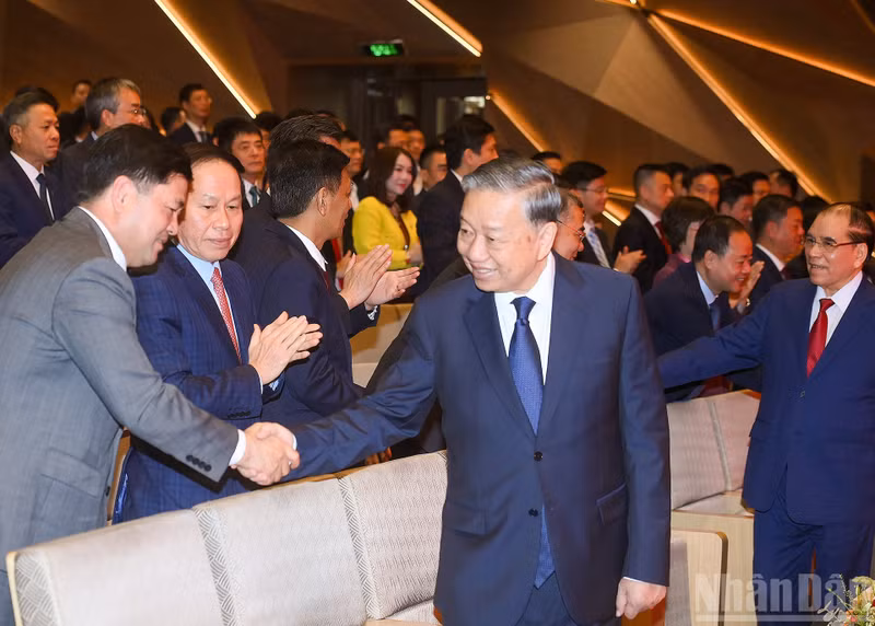 General Secretary To Lam with delegates at the ceremony.