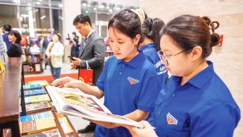 Display area of outstanding works at the 8th National Book Awards Ceremony. (Photo: VIET LINH)