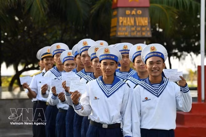 Voters in Truong Sa eagerly hold their voter cards in hand as they arrive at the polling station.(Photo: VNA broadcasts)