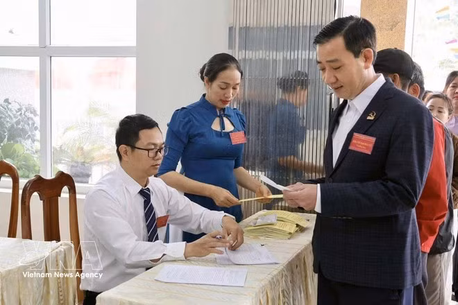 Soldiers and civilians on the frontline island of Bach Long Vi participate in early voting. (Photo: VNA broadcasts)