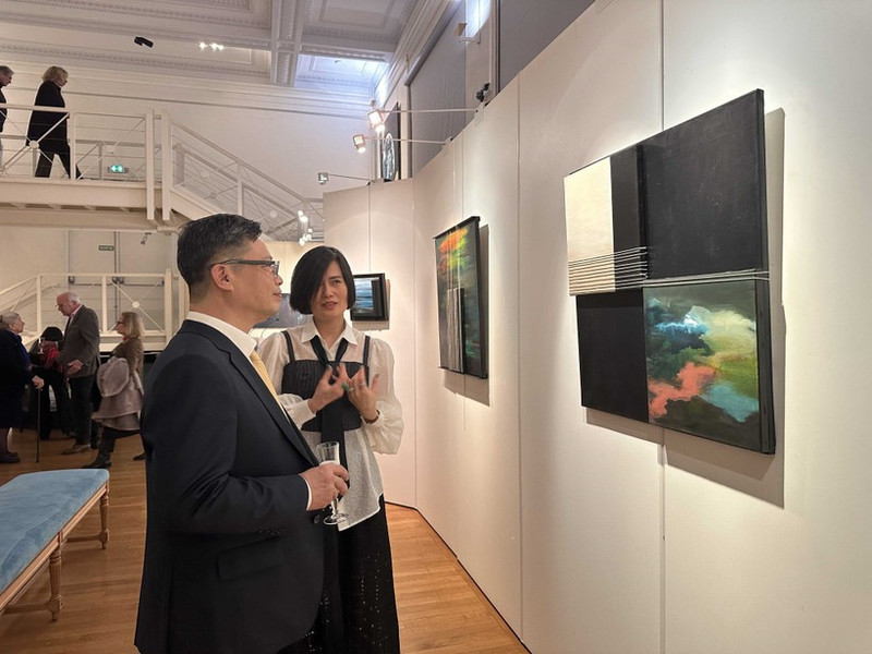 Ambassador of Viet Nam to France Trinh Duc Hai and French-Vietnamese painter Lien Pham at the exhibition. (Photo: VNA)