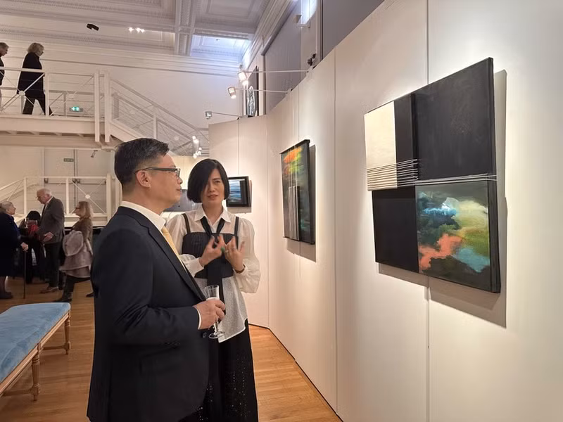 Ambassador of Viet Nam to France Trinh Duc Hai and French-Vietnamese painter Lien Pham at the exhibition. (Photo: VNA)