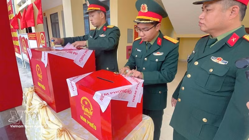 The ballot boxes are being sealed at the polling station on Bach Long Vi special zone. (Photo: VNA broadcasts)