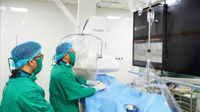 Doctors at Thai Nguyen Central Hospital perform hepatic embolisation techniques.