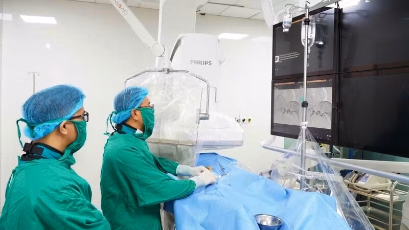 Doctors at Thai Nguyen Central Hospital perform hepatic embolisation techniques.