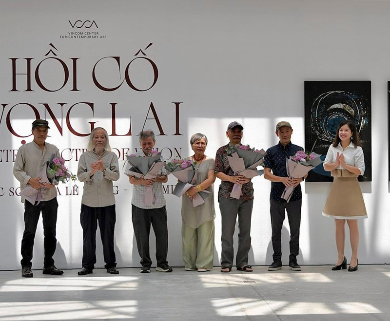 The artists and their representatives, together with several exhibition advisors, received flowers of congratulations from representatives of the organisers.