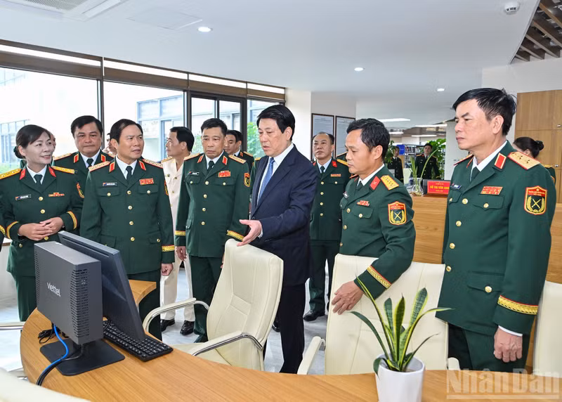 State President Luong Cuong visits the Library of the National Defence Academy.