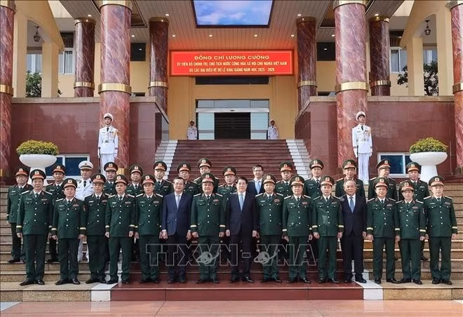 State President Luong Cuong poses for a photo with leaders of the Defence Ministry and the National Defence Academy (Photo: VNA)
