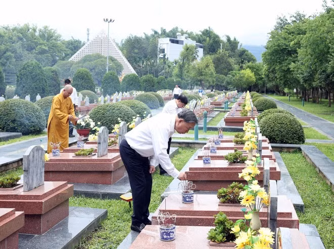 Party General Secretary To Lam (L) offers incense at the A1 National Martyrs’ Cemetery (Photo: VNA)