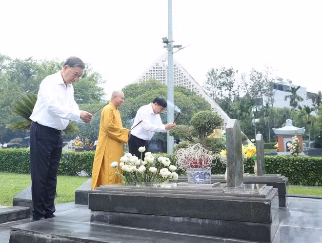 Party General Secretary To Lam (L) offers incense at the A1 National Martyrs’ Cemetery (Photo: VNA)