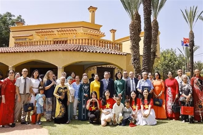 National Assembly Chairman Tran Thanh Man and his spouse, Nguyen Thi Thanh Nga, are with staff of the Vietnamese Embassy and members of the Vietnamese community in Morocco. (Photo: VNA)