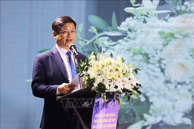 Permanent Vice Chairman of the Hue City People’s Committee Nguyen Thanh Binh delivers the opening remarks. (Photo: VNA)
