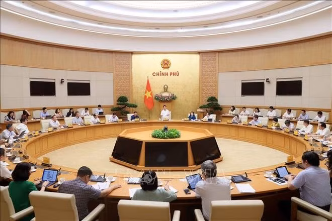 Deputy PM Ho Duc Phoc chairs a working session with representatives from ministries, sectors, and major SOEs to discuss a draft decree on restructuring State capital at enterprises on October 14. (Photo: VNA)