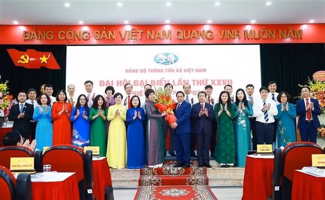 Prime Minister Pham Minh Chinh presents flowers, congratulating the newly-elected the VNA Party Committee for the 2025 - 2030 term. (Photo: VNA)