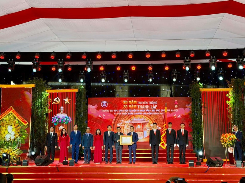 Deputy Prime Minister Le Thanh Long presents the First-Class Labour Order to the University of Social Sciences and Humanities (Viet Nam National University, Ha Noi). (Photo: QUYNH NGUYEN)