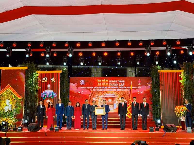 Deputy Prime Minister Le Thanh Long presents the First-Class Labour Order to the University of Social Sciences and Humanities (Viet Nam National University, Ha Noi). (Photo: QUYNH NGUYEN)