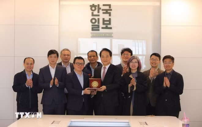 Representatives of the Viet Nam Journalists Association and the RoK's Hankook Ilbo newspaper pose for a group photo. (Photo: VNA)