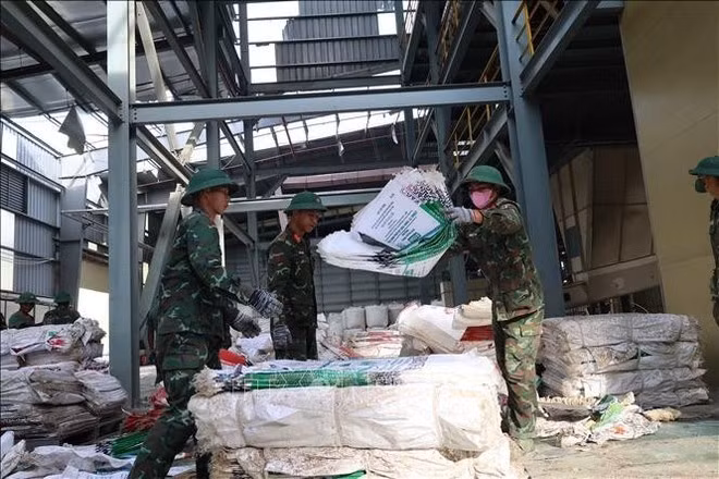 Soldiers help recover a factory hit by a recent storm. (Photo: VNA)