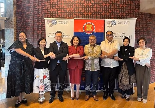 The ASEAN ambassadors at the meeting (Photo: Vietnamese Embassy in Greece)