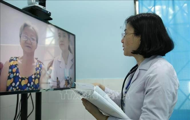 A doctor from the medical centre of Ward 16, Go Vap district, Ho Chi Minh City is providing an online medical examination for a patient. (Photo: VNA)