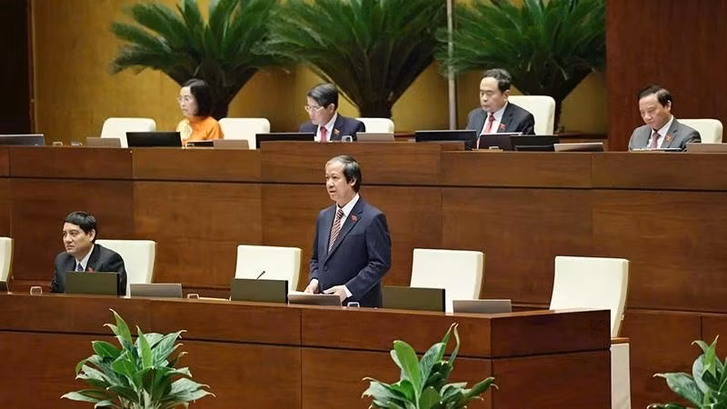 Minister of Education and Training Nguyen Kim Son provides clarifications and addresses issues raised by National Assembly deputies. (Photo: DUY LINH)