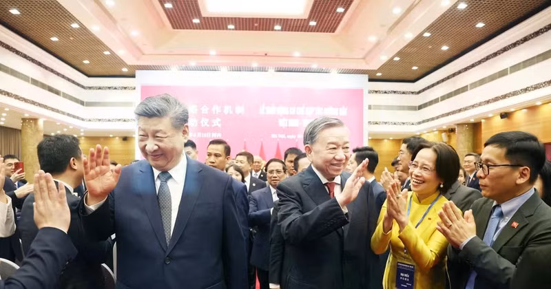 Party General Secretary To Lam (third from right) and Party General Secretary and President Xi Jinping (L) and other high-ranking leaders attend the Vie Nnam–China Youth Friendship Meeting in April (Photo: VNA)