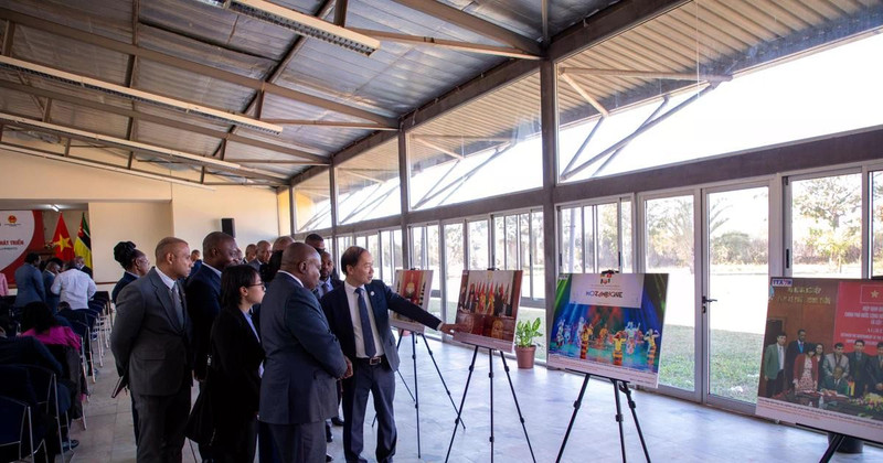 The photo exhibition honours the solidarity and friendship between Vietnam and Mozambique over the past five decades. (Photo: VNA)