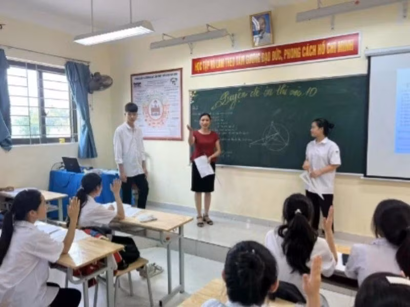 Review session for 9th-grade students at Tan Tien Secondary School, Chuong My District. (Photo: Quy Tung)