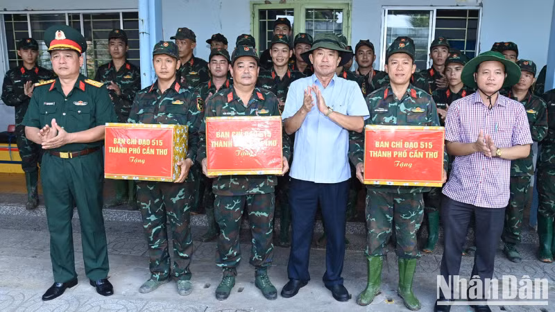The Steering Committee 515 of Can Tho visits and presents gifts to the Team for the Search and Recovery of Fallen Soldiers’ Remains in Phong Dien Commune. (Photo: Van Ut)