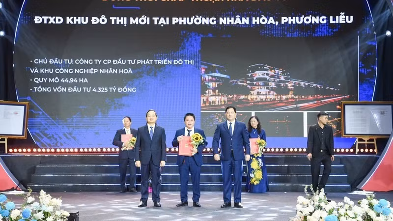 Leaders of Bac Ninh Province present investment decisions and certificates to businesses. (Photo: Minh Anh)