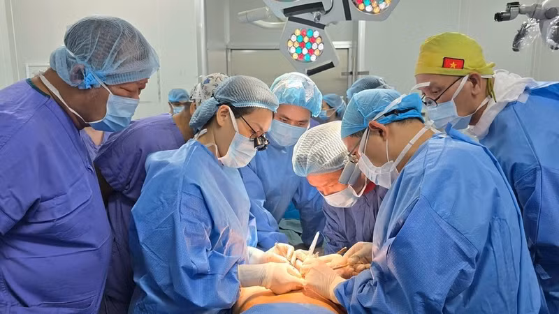 Doctors at Viet Duc University Hospital perform a transplant procedure. (Photo courtesy of the hospital)