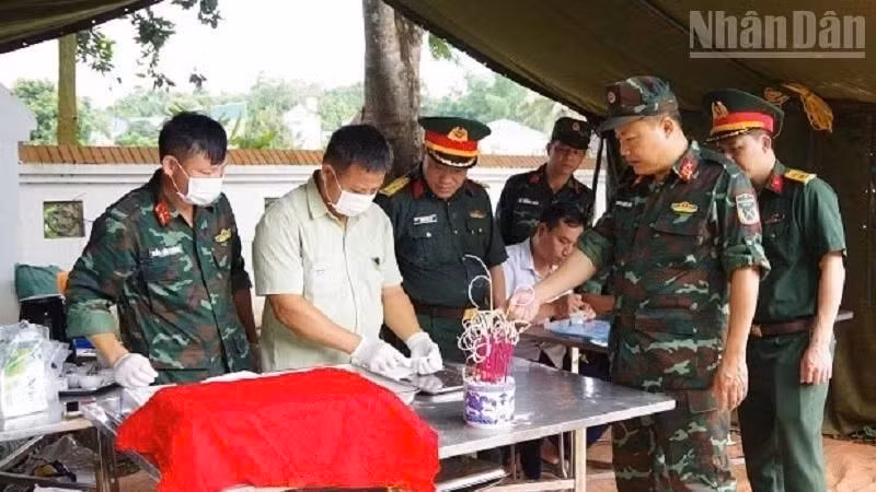 Colonel Duong Quoc Long, Deputy Political Commissar of the Dien Bien Provincial Military Command, inspects the DNA sampling procedures at Doc Lap Martyrs’ Cemetery.