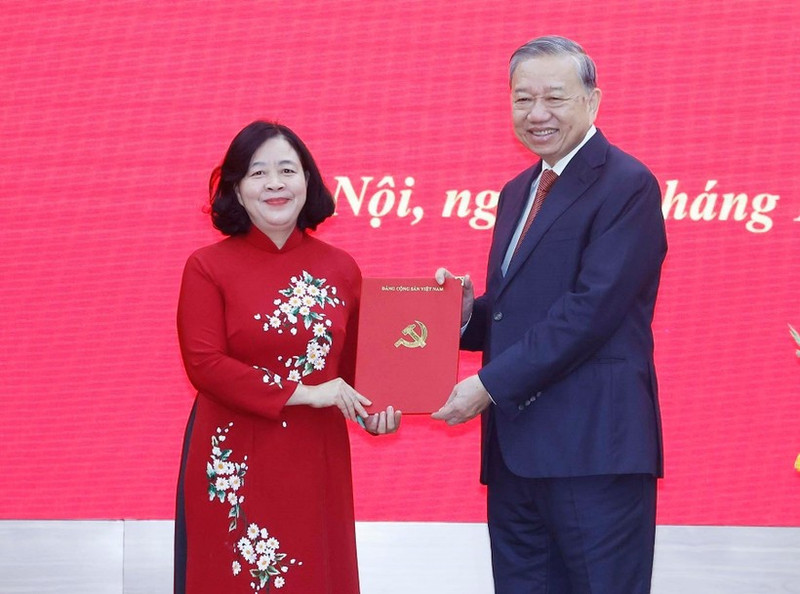 Party General Secretary To Lam (R) presents an appointment decision for the Secretary of the Party Committee of the Vietnam Fatherland Front (VFF) and Central Mass Organisations to Bui Thi Minh Hoai (Photo: VNA)