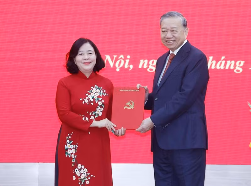 Party General Secretary To Lam (R) presents an appointment decision for the Secretary of the Party Committee of the Vietnam Fatherland Front (VFF) and Central Mass Organisations to Bui Thi Minh Hoai (Photo: VNA)