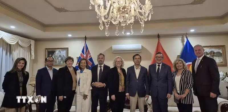 Vietnamese Ambassador to Australia Pham Hung Tam (fourth from right) and Sharon Claydon, Deputy Speaker of the Australian House of Representatives (fifth from right), together with the core members of the Australia-Viet Nam Friendship Parliamentarians’ Group. (Photo: VNA).