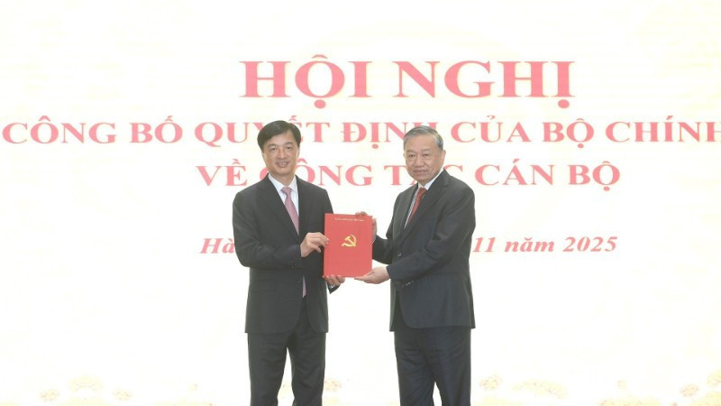 General Secretary of the Communist Party of Viet Nam Central Committee To Lam (R) presents the Politburo's decision to Nguyen Duy Ngoc. (Photo: NDO)