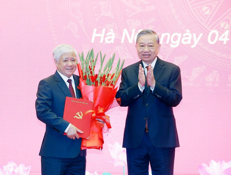 Party General Secretary To Lam (R) presents the appointment decision to Do Van Chien (Photo: VNA)