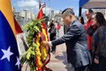 Ambassador Vu Trung My and delegates lay wreaths at the monument of President Ho Chi Minh. (Photo provided by the Embassy of Viet Nam in Venezuela)