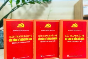 The book, entitled “Struggle to Protect the Party’s Ideological Foundation in the New Period” and compiled by the Central Theoretical Council, has just been published by the Truth National Political Publishing House.
