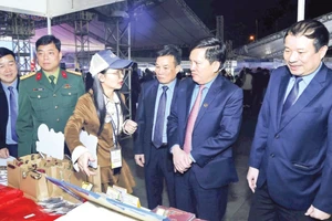 Leaders of the Hai Phong City Labour Federation and delegates visit recruitment booths at the first Job Fair 2025. (Photo: Pham Cuong)