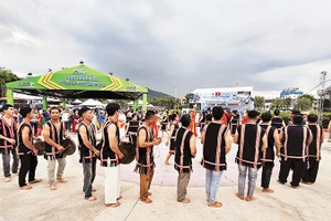 The gong culture space attracts large numbers of visitors who come to enjoy and experience it.